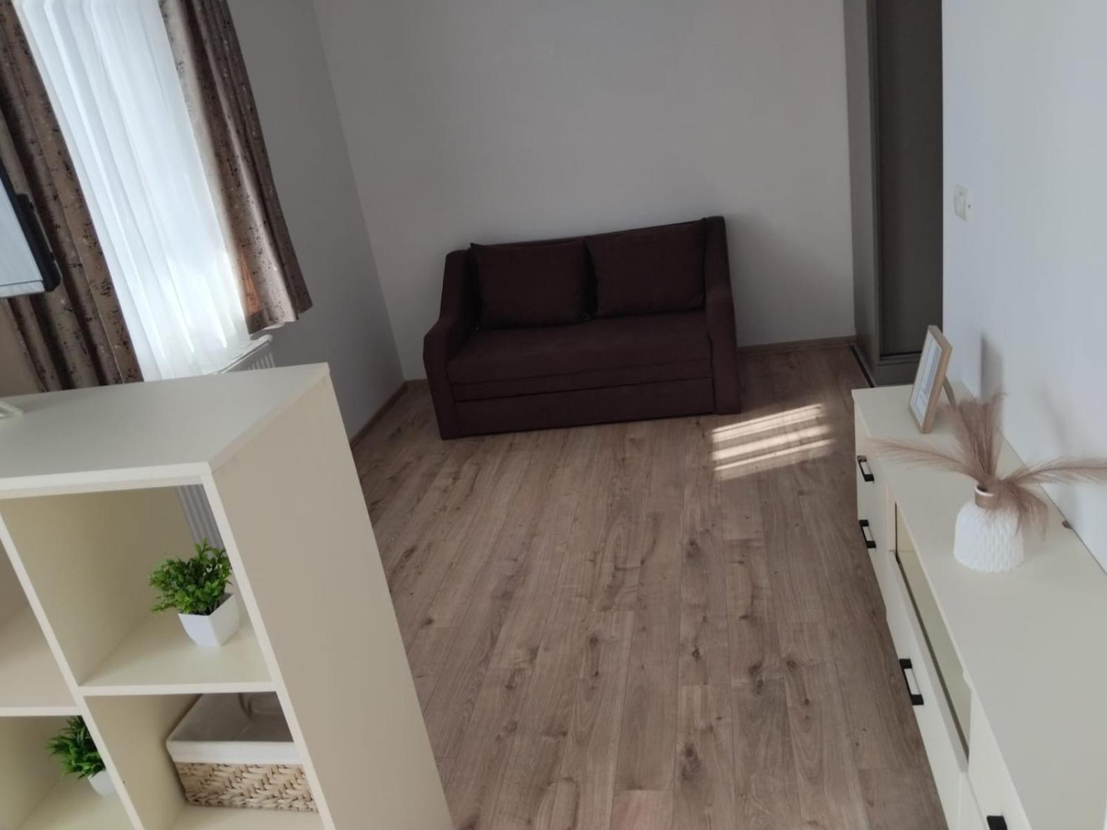 Apartment Coresi Mall Apartments, 52 Stefan Baciu, *