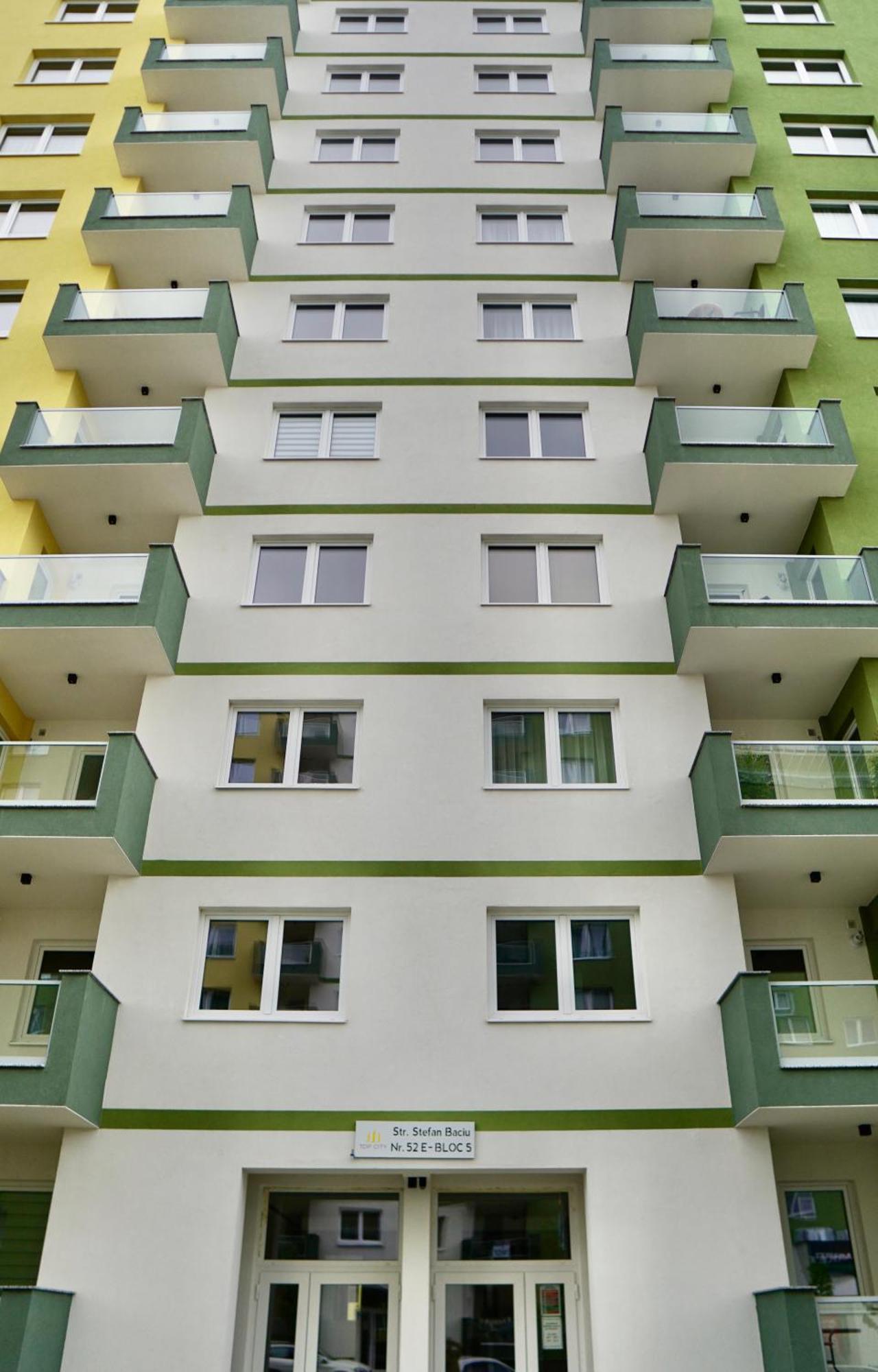 Apartment Coresi Mall Apartments, 52 Stefan Baciu, *