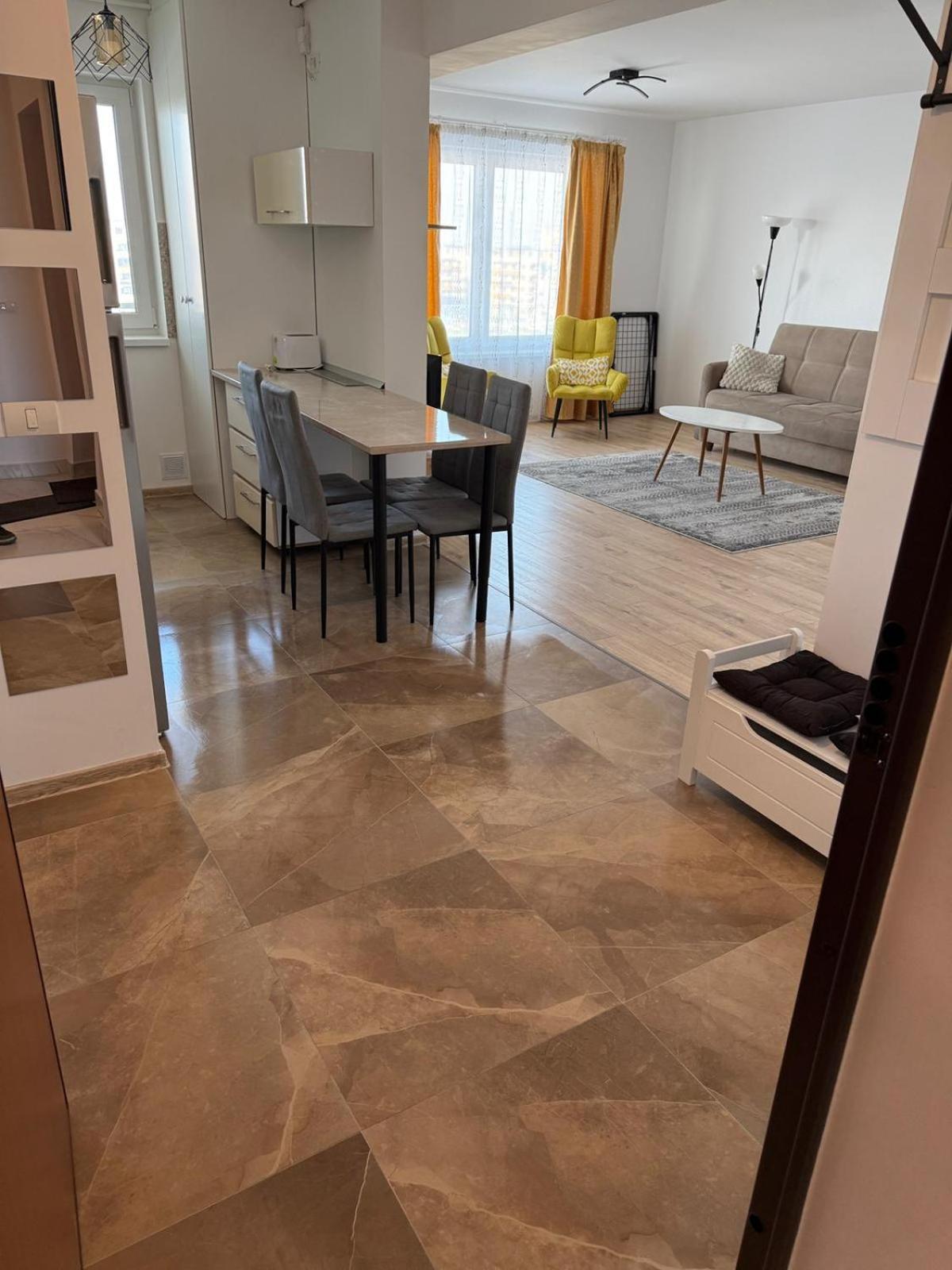 Apartment Coresi Mall Apartments, 52 Stefan Baciu,
